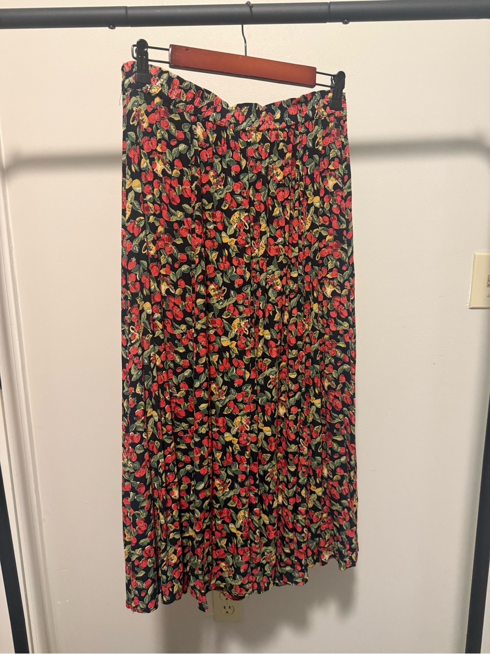 100% Rayon Vintage 90s Jonathan Martin Strawberry Print - Picture 2 of 4
